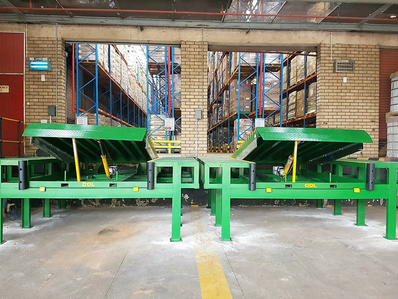 Free standing dock leveller for warehouse loading operations